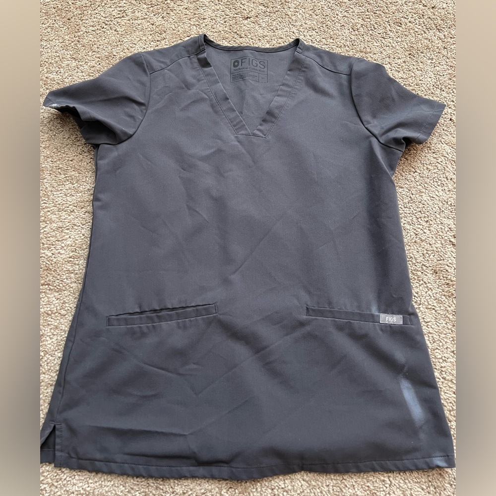 FIGS Casma™ Three-Pocket Scrub Top CHARCOAL